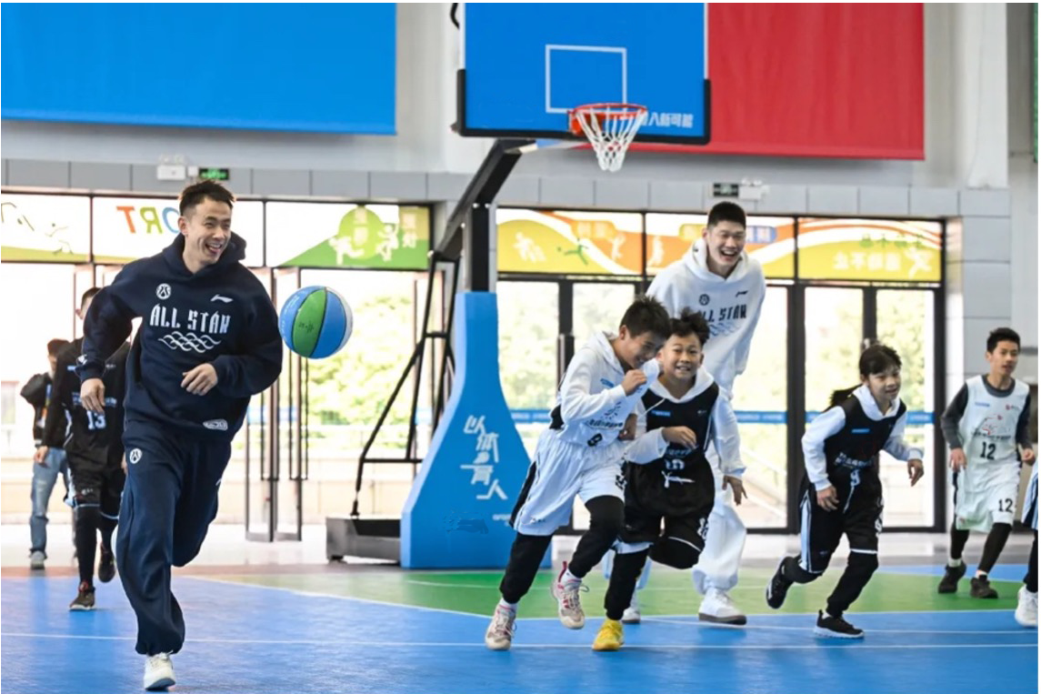 体育视频直播-胡金秋赵继伟走进校园 CBA全明星场外也温暖