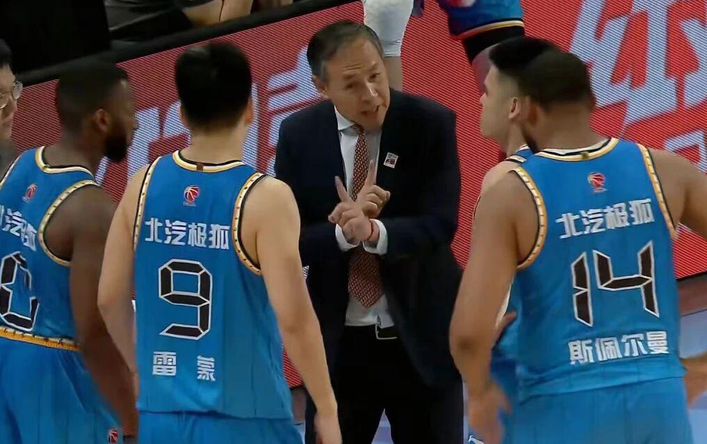 开云体育-北京男篮不敌上海，豪华内线被打成纸老虎，许利民表态外援有差距